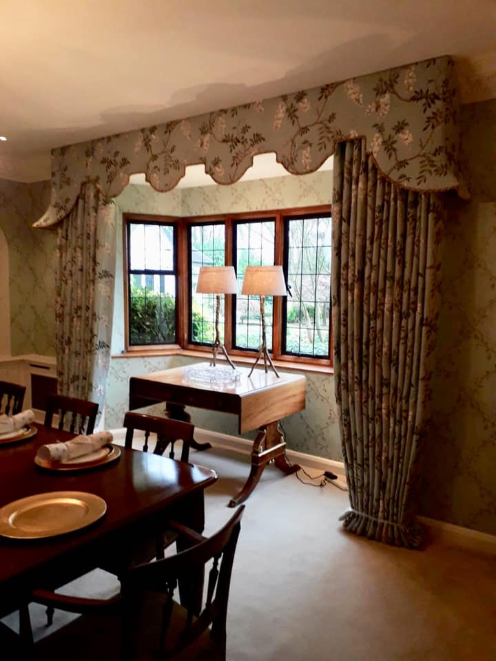 49115064_2286693618010505_7188809006121484288_n Set of floral curtains and pelmet