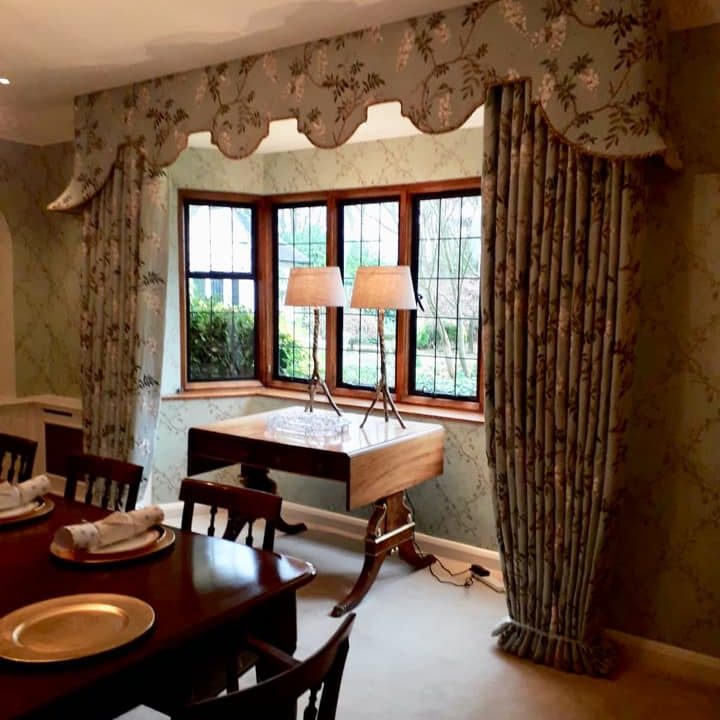 Set of floral curtains and pelmet